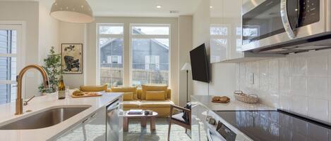 Microondas, horno, placa de cocina, lavavajillas