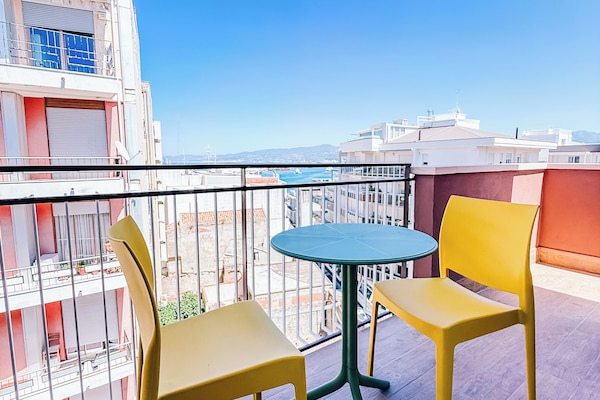 Habitación de lujo doble, vistas parciales al mar | Caja fuerte, escritorio, tabla de planchar con plancha y wifi gratis