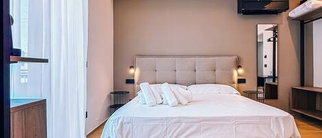 Deluxe Double Room | In-room safe, desk, iron/ironing board, free WiFi