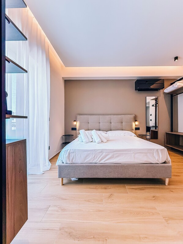 Quarto casal luxo | Cofres nos quartos, escrivaninha, ferros/tábuas de passar roupa