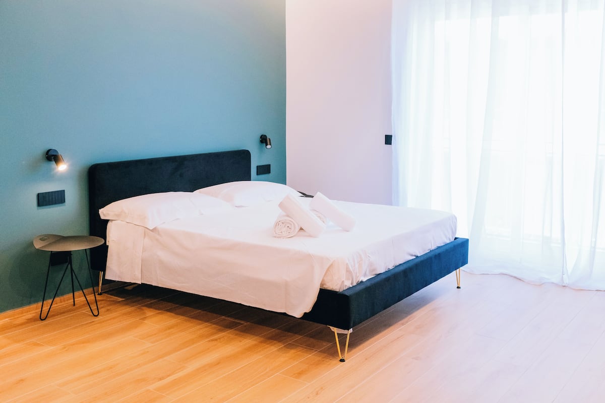 Habitación doble de lujo, vista parcial al mar | Caja de seguridad en la habitación y escritorio