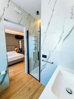 Quarto casal luxo | Cofres nos quartos, escrivaninha, ferros/tábuas de passar roupa