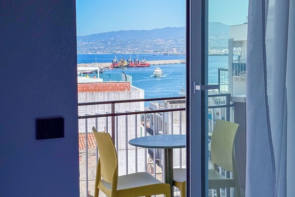 Doppia Luxury, vista mare parziale | Cassaforte in camera, una scrivania, ferro/asse da stiro, Wi-Fi gratuito