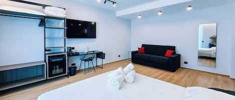 Chambre luxueuse double, vue partielle sur la mer | Coffre-fort pour ordinateur portable, bureau, fer et planche Ă repasser