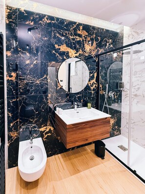 Chambre Double Supérieure, vue partielle sur la mer | Coffres-forts dans les chambres, bureau, fer et planche à repasser