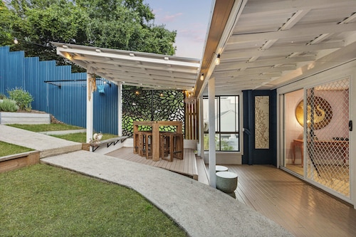 Mary's Manor - Stylish & Luxurious 3 Bedroom House - Pets Allowed!