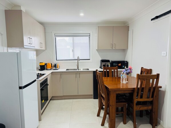 Réfrigérateur, micro-ondes, four, plaque de cuisson