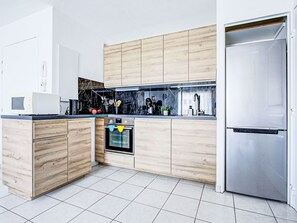 Kühlschrank, Mikrowelle, Ofen, Geschirrspüler