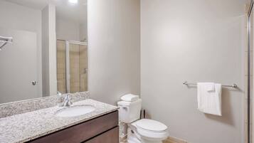Combined shower/bathtub, free toiletries, hair dryer, towels