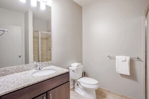 Combined shower/tub, free toiletries, hair dryer, towels