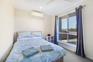 4 soverom, skrivebord, strykejern/-brett og reiseseng for barn