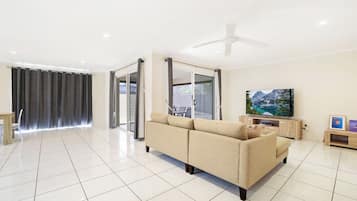 智能電視、DVD 播放機、書籍、影像庫