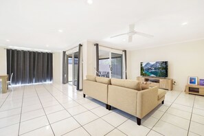 Smart-TV, DVD-spiller, bøker og filmbibliotek