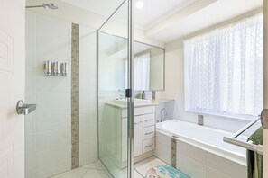 Dusche, Haartrockner, Handtücher, Seife