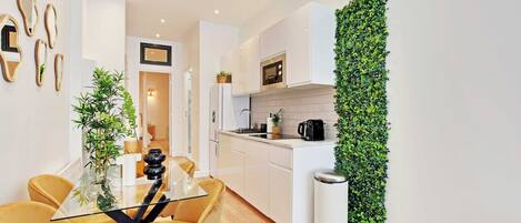 Køleskab, mikrobølgeovn, ovn, kogeplade