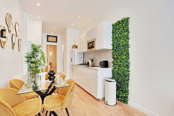 Fridge, microwave, oven, stovetop