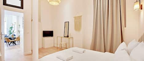 1 habitación, tabla de planchar con plancha y ropa de cama