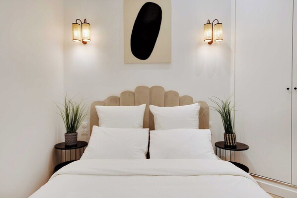 1 habitación, tabla de planchar con plancha y ropa de cama