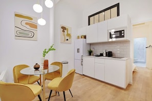 Refrigerador, microondas, horno, placa de cocina