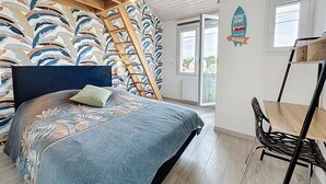 A bedroom with a bed, a ladder, a desk, and a chair. - L'écume by Interhome (Pornic)