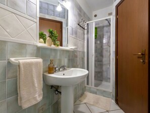 Bidet, towels