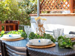 تناول الطعام بالخارج