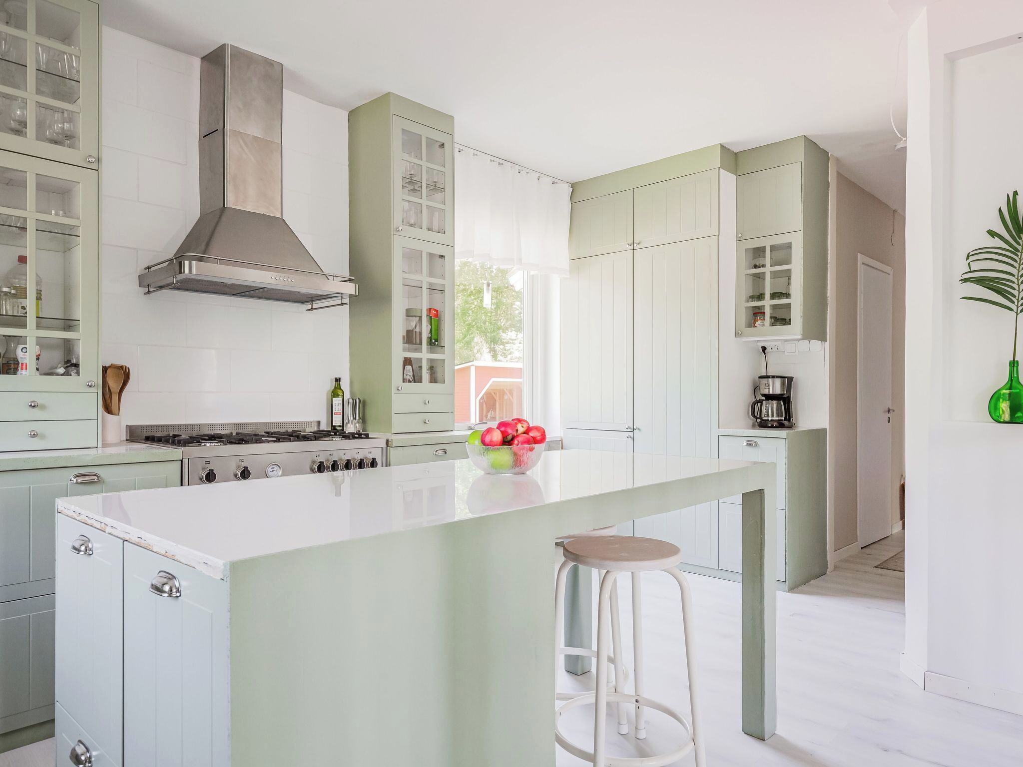 Jääkaappi, mikroaaltouuni, uuni, astianpesukone