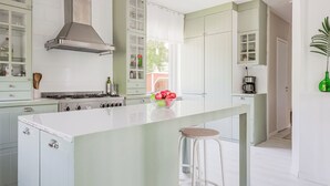 Geladeira, micro-ondas, fogão, lava-louças