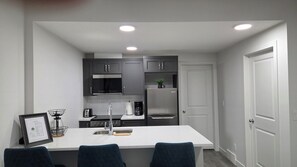 Microwave, oven, stovetop, dishwasher - Modern 2-Bedroom near Hospital, YMCA, Cineplex, Grocery Stores (Calgary)