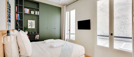 1 bedroom, desk, iron/ironing board, Internet