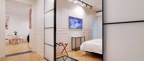 2 bedrooms, iron/ironing board, internet, bed sheets