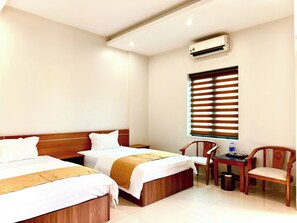 Deluxe kamer, 1 twee- of 2 eenpersoonsbedden | Een kluis op de kamer, een bureau, verduisterende gordijnen