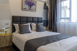 Caja de seguridad en la habitación y tabla de planchar con plancha 