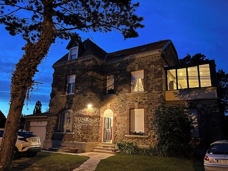 Exterior. 1 Bed and breakfast in villa Amenaide in Roisel countryside
