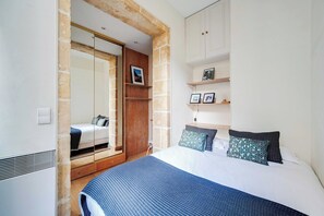 1 chambre, bureau, fer et planche à repasser, accès Internet