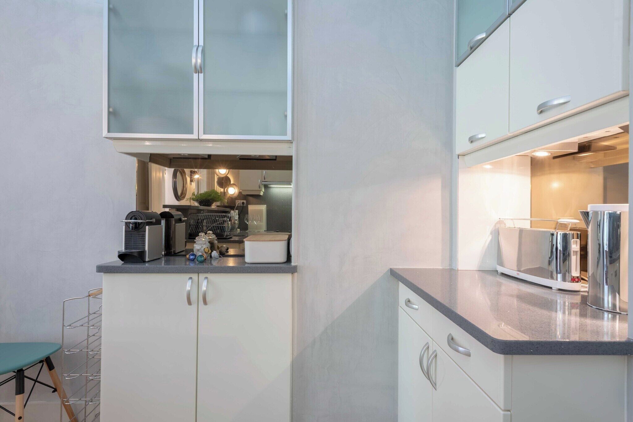 Réfrigérateur, micro-ondes, plaque de cuisson, lave-vaisselle