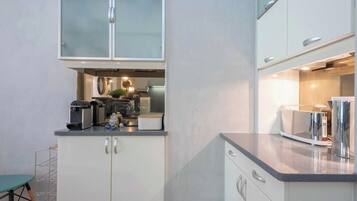 Réfrigérateur, micro-ondes, plaque de cuisson, lave-vaisselle