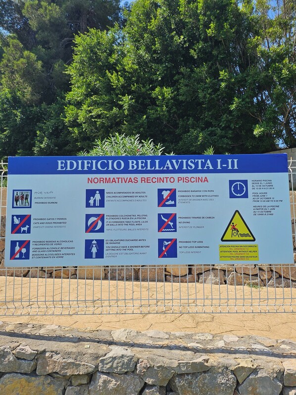 A sign with pool regulations at Edificio Bellavista I-II.