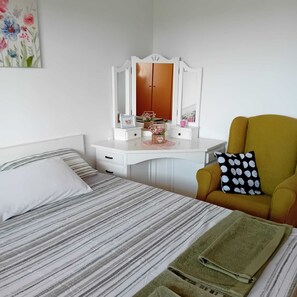 2 bedrooms, desk, internet, bed sheets - Penthouse with sea views (Salou)