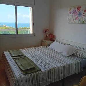 2 bedrooms, desk, Internet, bed sheets
