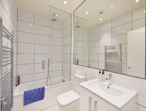 Shower, hair dryer, towels, soap - Modern 3 bedroom flat in South Kensington (London)
