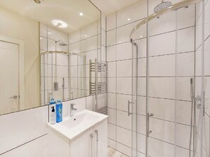 Douche, sèche-cheveux, serviettes fournies, savon