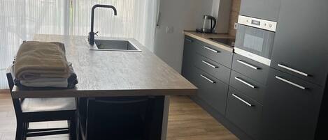 Mikrowelle, Herdplatte, Geschirrspüler