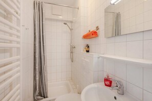 Een douche, een haardroger, handdoeken