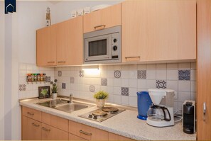 Kühlschrank, Mikrowelle, Herdplatte, Wasserkocher mit Kaffee-/Teezubehör