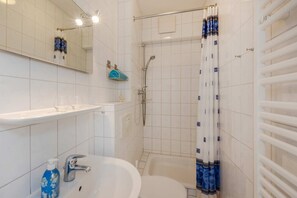 Een douche, een haardroger, handdoeken
