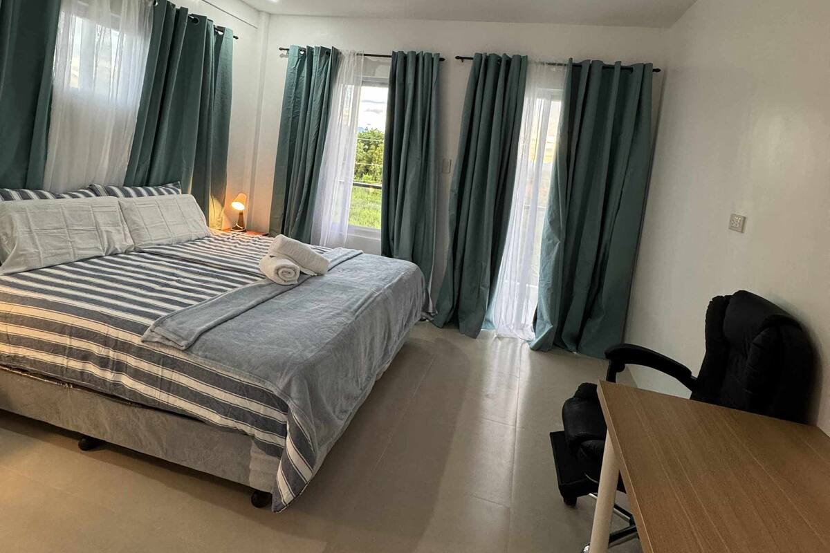 Deluxe Double Room | Hypo-allergenic bedding, down comforters, desk, laptop workspace