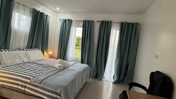 Une chambre à coucher avec un lit, un bureau et une chaise.