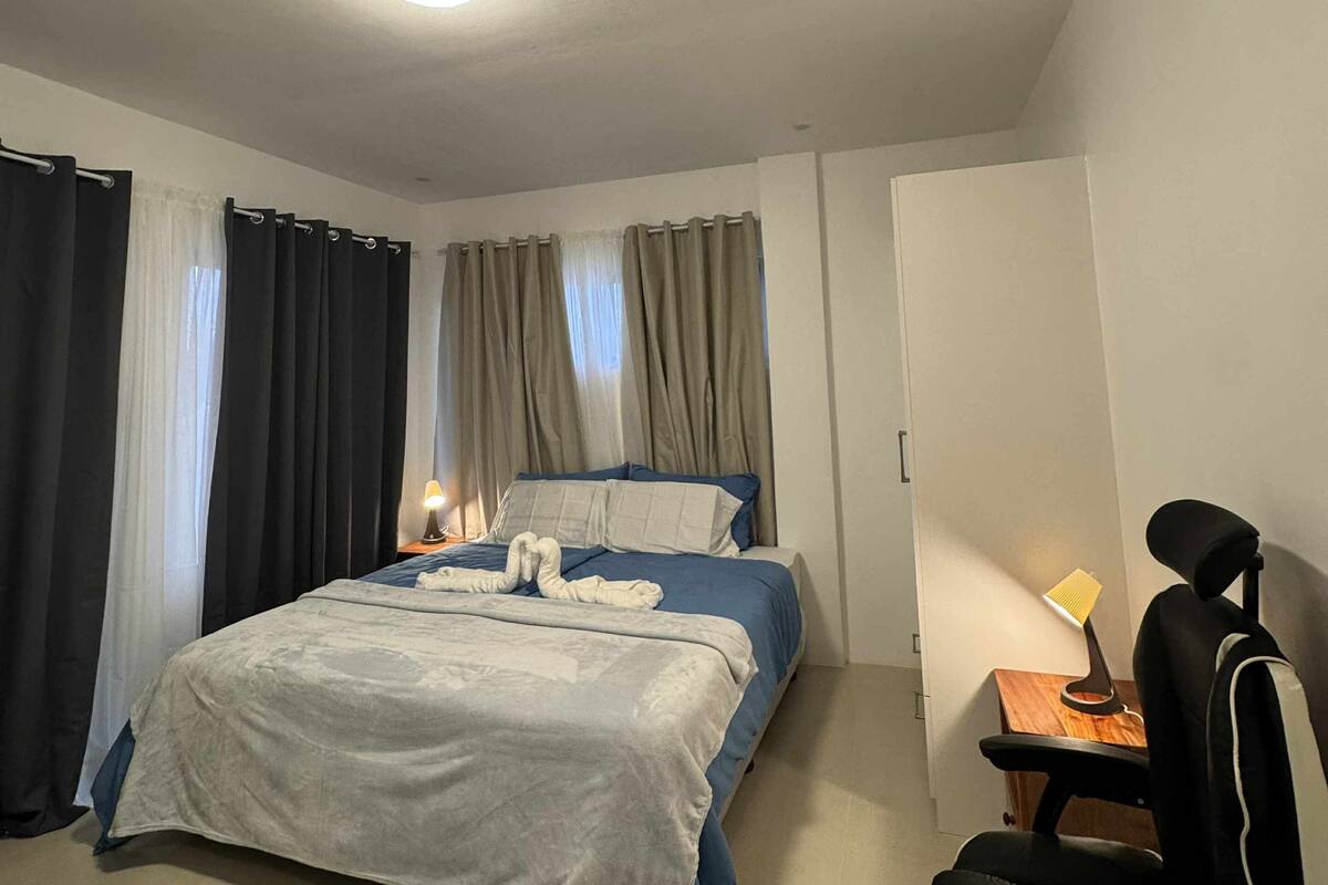 Comfort Double Room | Hypo-allergenic bedding, down comforters, desk, laptop workspace
