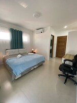 Quarto casal conforto, 1 cama King, vista para o pátio | Roupas de cama antialérgicas, edredons de pluma, escrivaninha